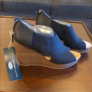 Dr. Scholl’s Monarch wedge size 8